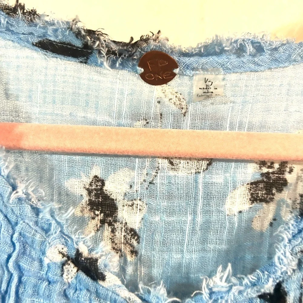Free People FP ONE Floral Gauze Top Womens Medium Blue Flutter Sleeve‎ Boho M